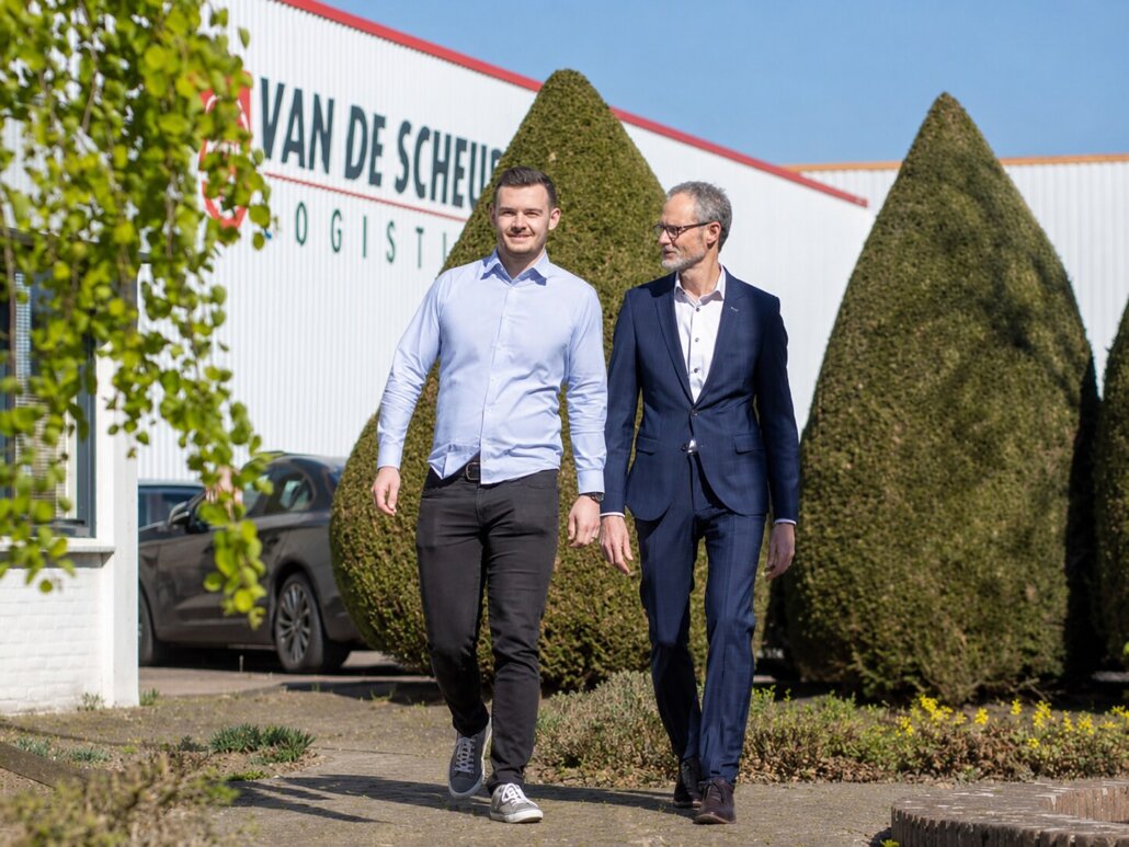 Van de Scheur Logistiek Vianen Directie van Van de Scheur Logistiek voor het pand in Vianen